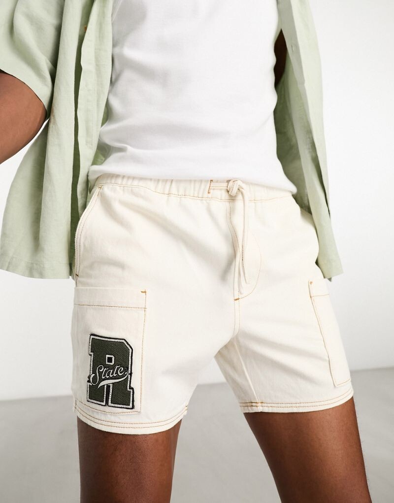 

Приталенные шорты карго цвета экрю с нашивкой ASOS DESIGN