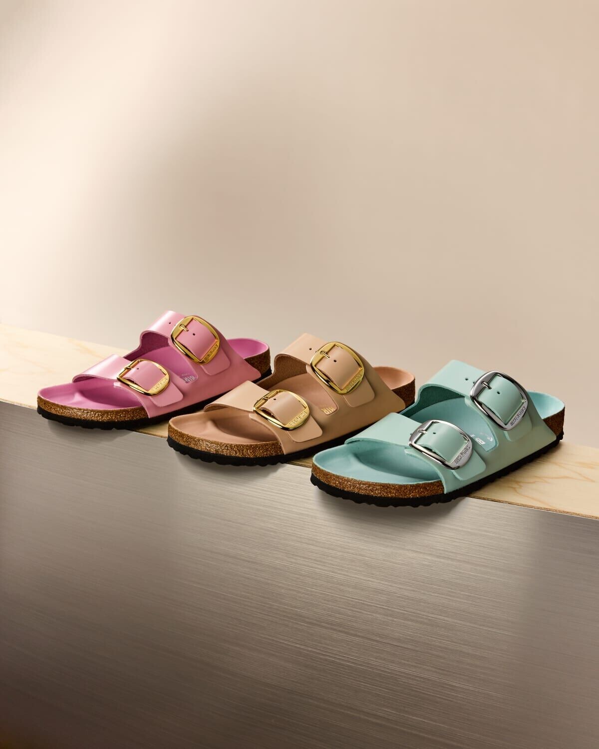 Кожаные шлепанцы Arizona с двойной пряжкой BIRKENSTOCK, цвет New Beige — фото 2