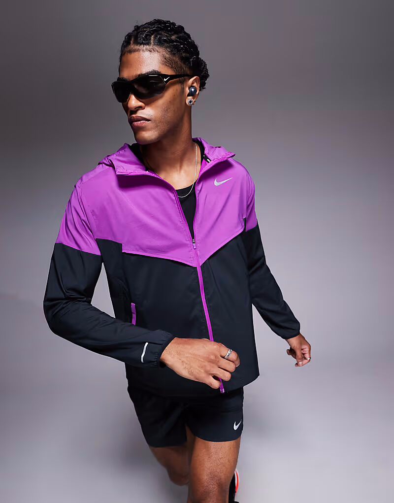 

Легкая куртка-ветровка Running в фиолетовом и черном цветах Nike Running