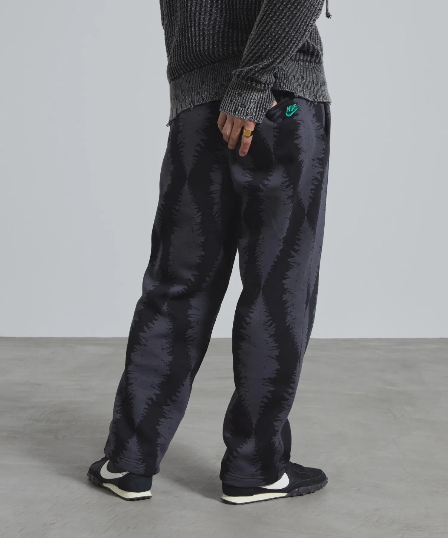 Мужские флисовые брюки Nike Sportswear Club с эластичным поясом IF0704-010, черные. — фото 3