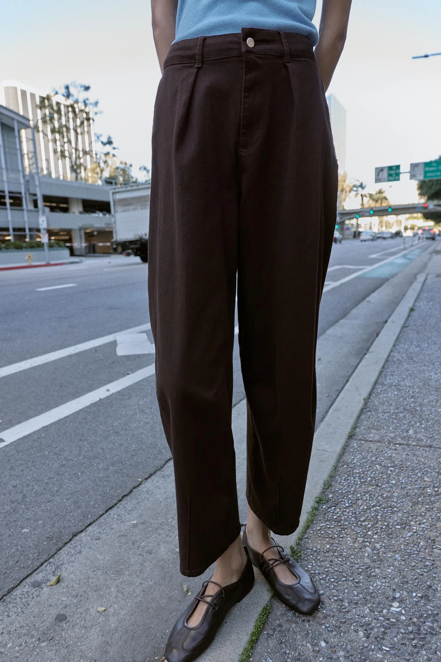 Брюки-баллоны с вытачками Zara, коричневый — фото 2