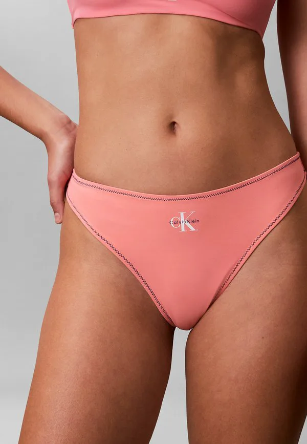 Плавки-Стринги с монограммой, бикини-трусики Calvin Klein Swimwear, Washed Scarlet — фото 4