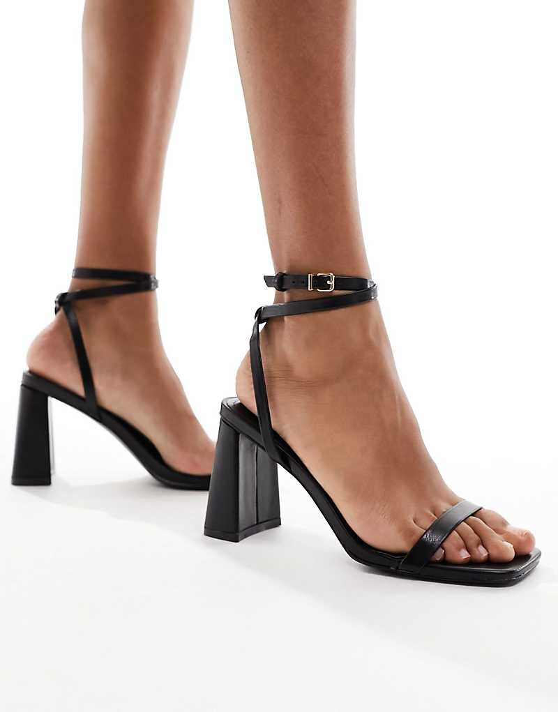 

Черные босоножки на блочном каблуке с ремешками Simmi London Wide Fit Bia