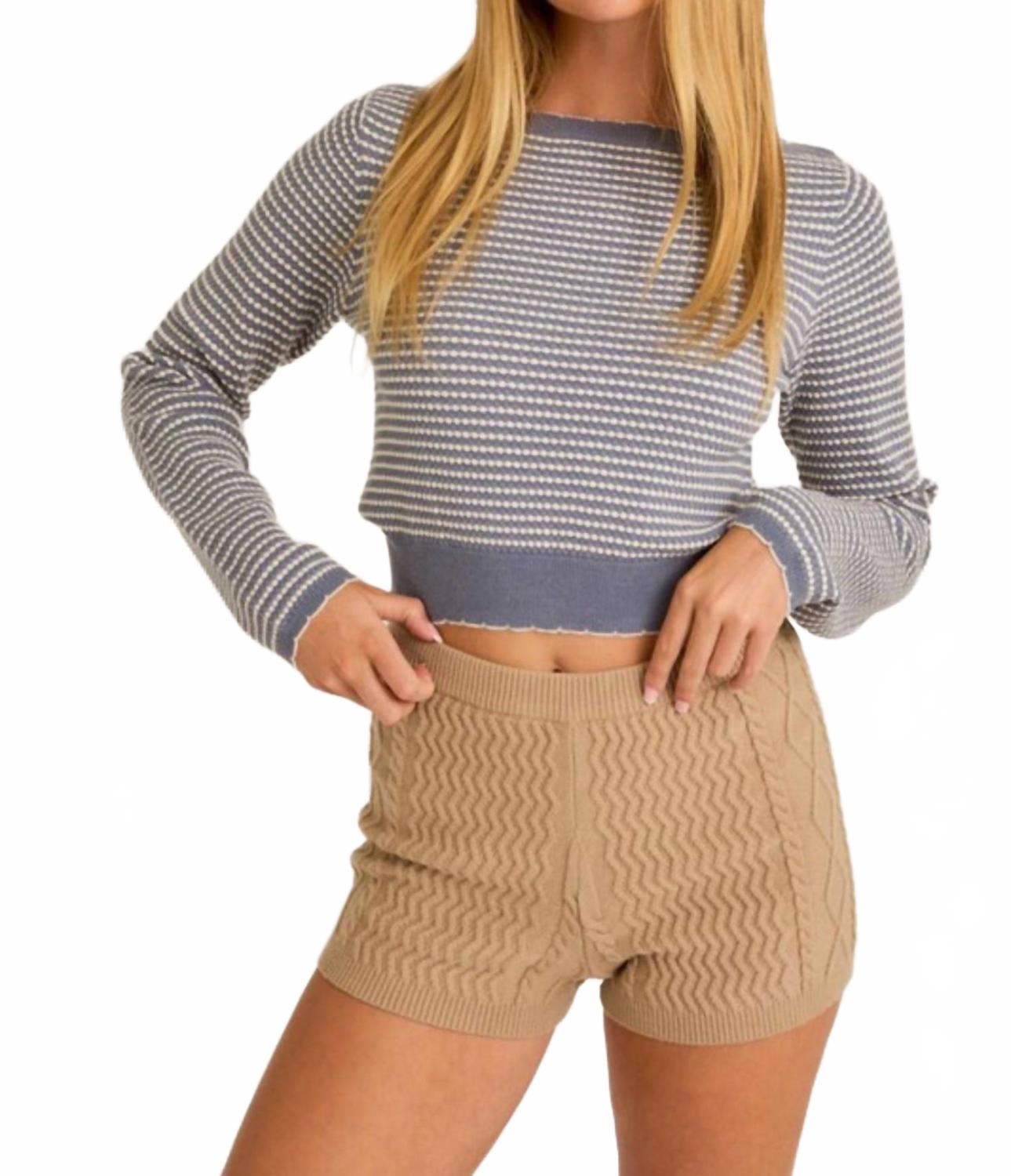 

Полосатый свитер с лодочкой в сине-кремовой гамме LE LIS