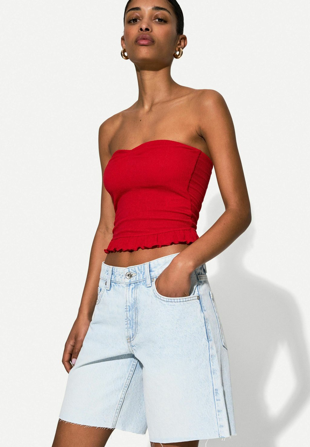 

Джинсовые шорты BERMUDA Bershka, светло-голубой
