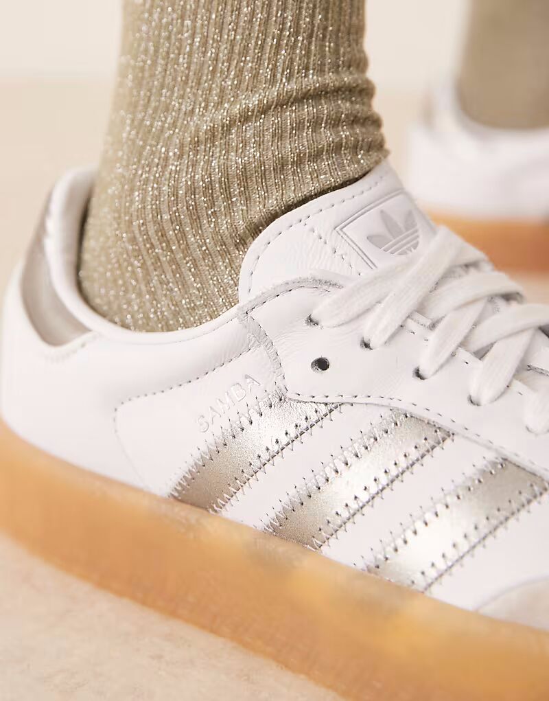 Кроссовки Adidas Originals Sambae белого и металлического серебристого цвета — фото 4