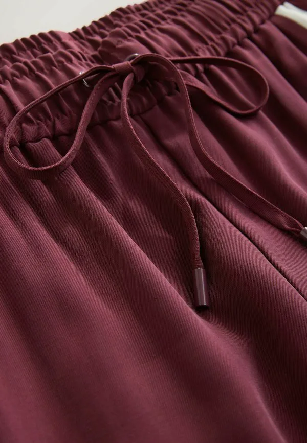 Спортивные брюки прямого кроя с широкими штанинами и боковой полосой Next, Burgundy Red — фото 2