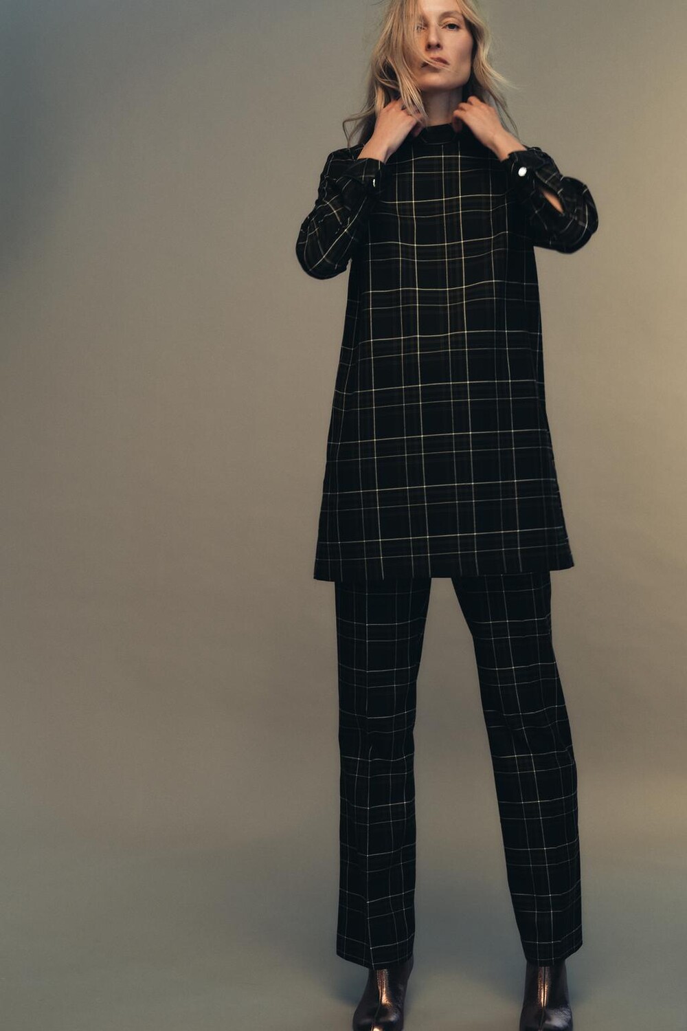 

Мини-платье в клетку ZARA, хаки