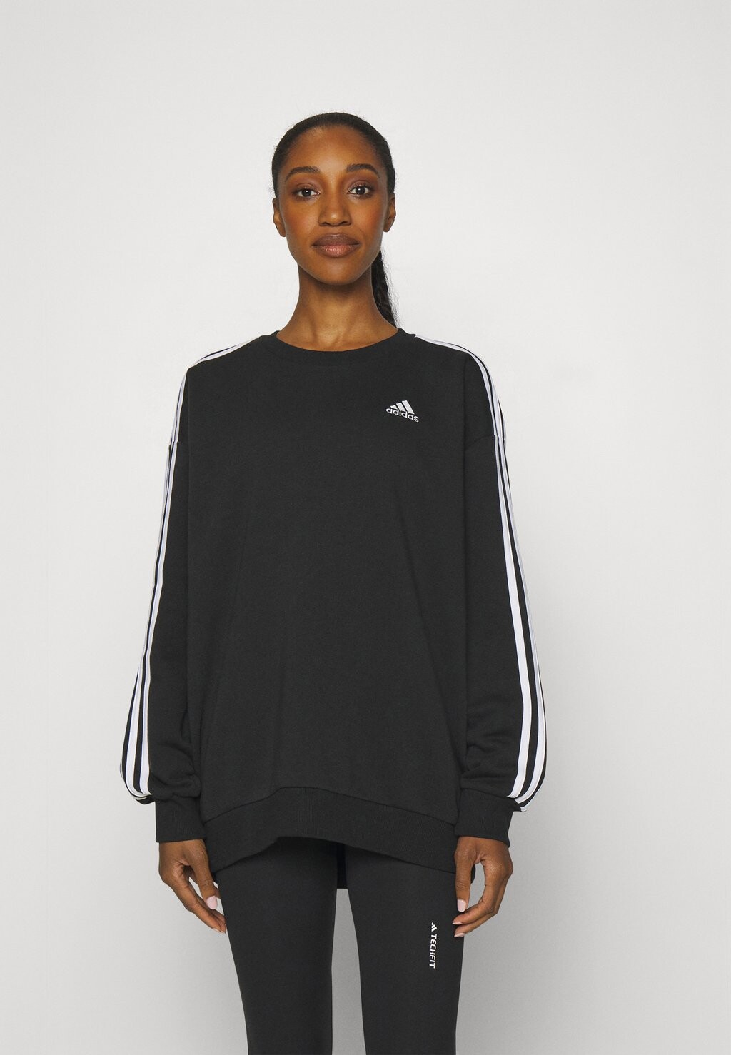 

Толстовка ESSENTIALS 3 STRIPES OVERSIZED adidas Sportswear, цвет black/white