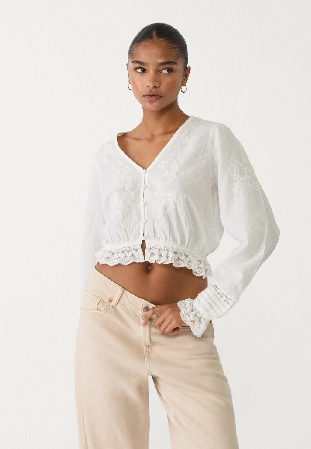 

Блуза CROPPED EMBROIDERED Stradivarius, белый