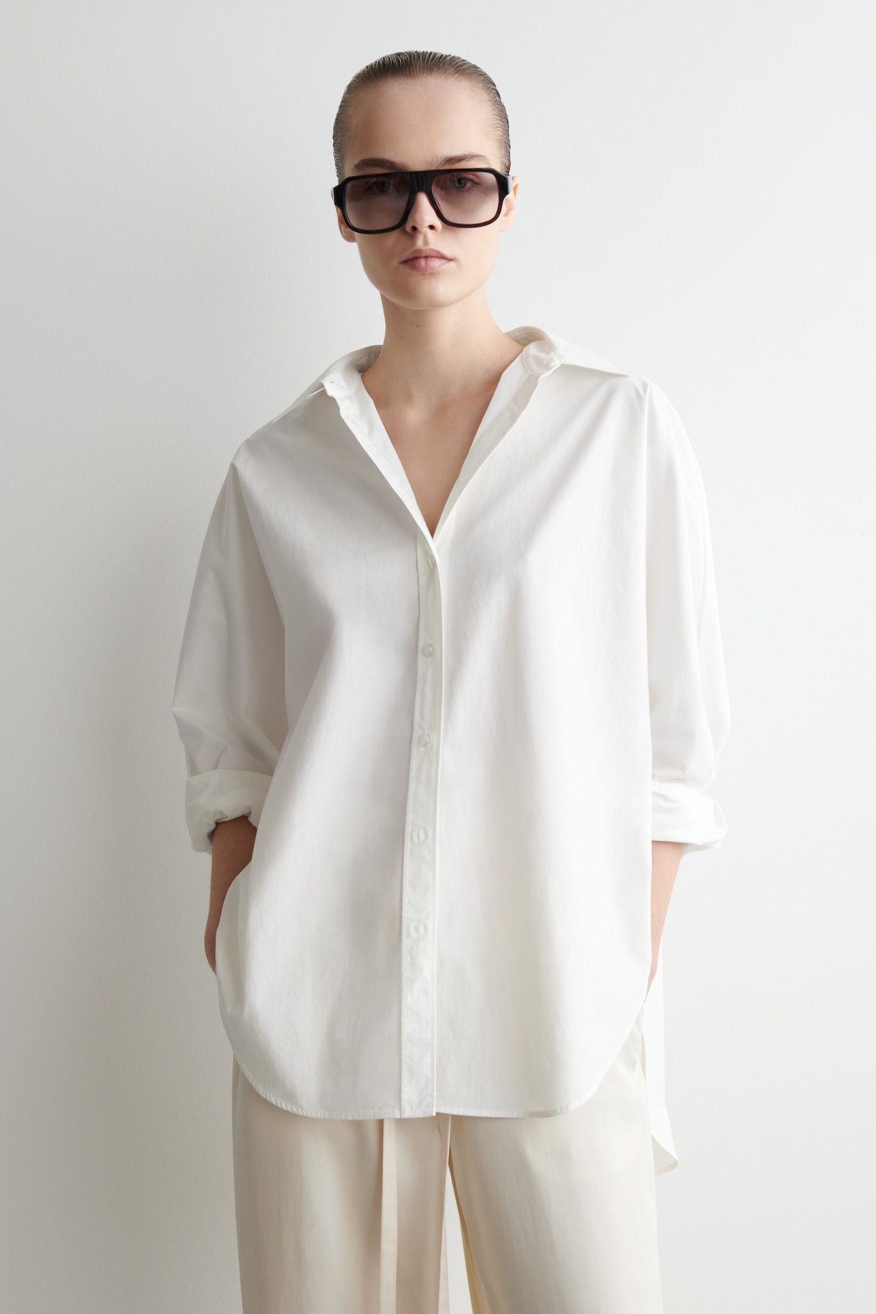 

Хлопковая рубашка-relaxed fit COS, белый