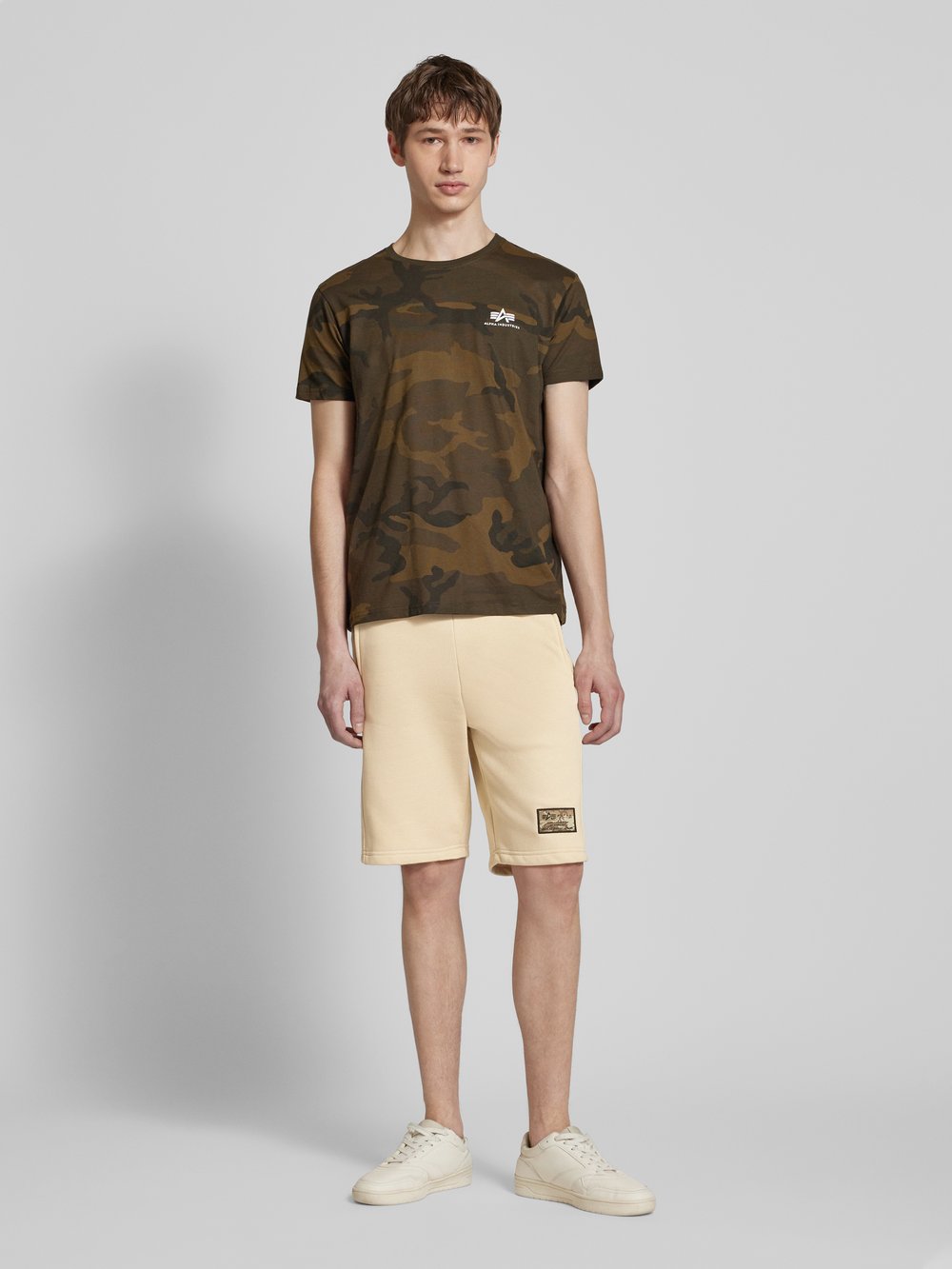 

Спортивные шорты классического кроя с этикеткой Alpha Industries, кремовый
