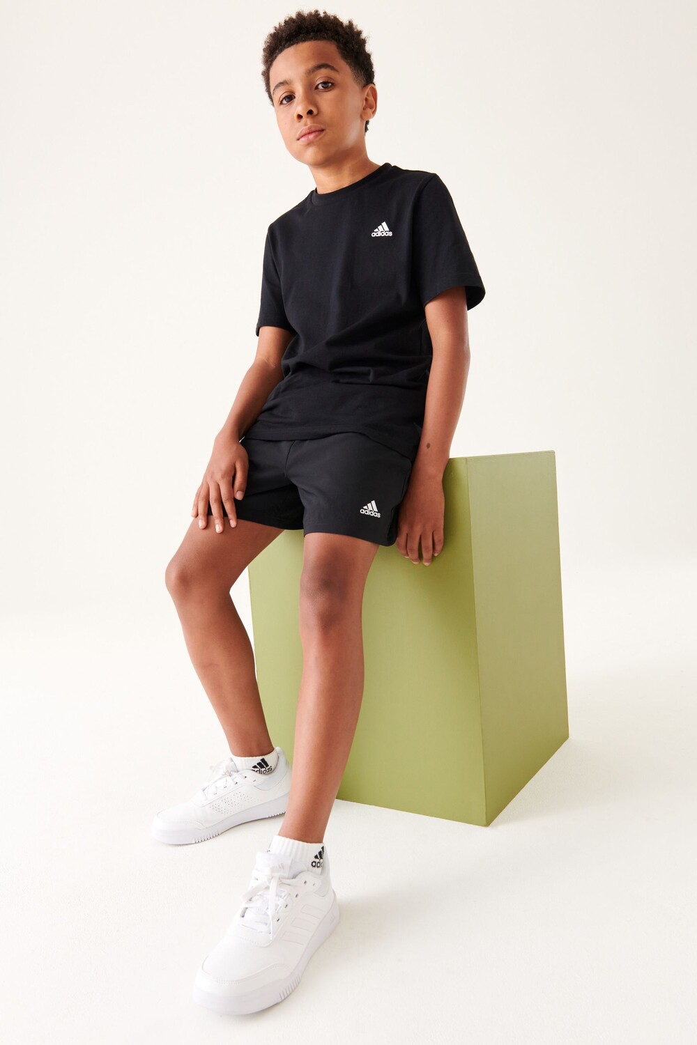 

Шорты Chelsea Essentials с маленьким логотипом adidas, черный