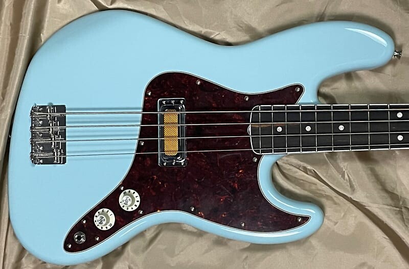 

Басс гитара Fender "Gold Foil" Jazz, Sonic Blue w/ Ebony