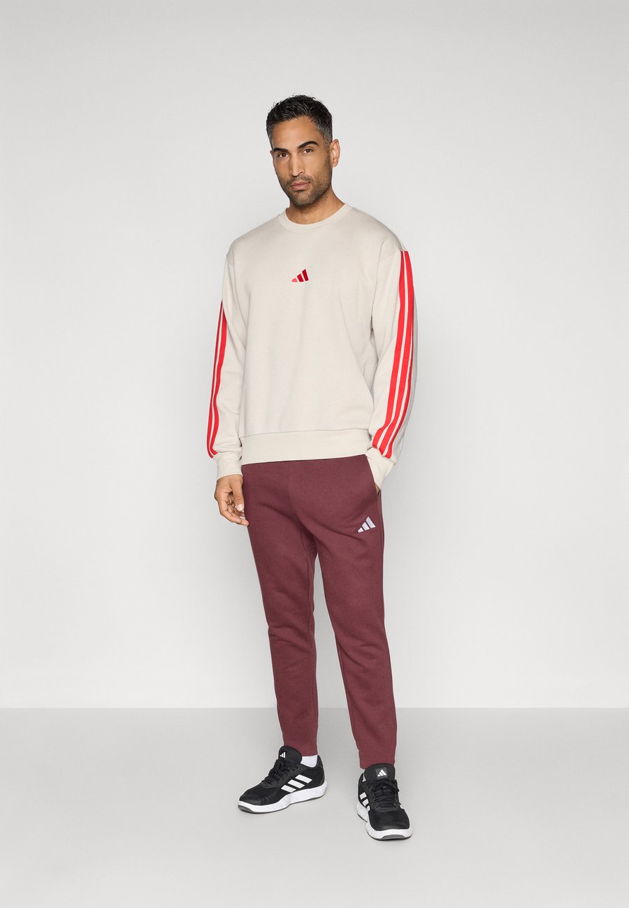Толстовка Adidas Sportswear Sweatshirt, Alumina/Pure Ruby/Beige — фото 2