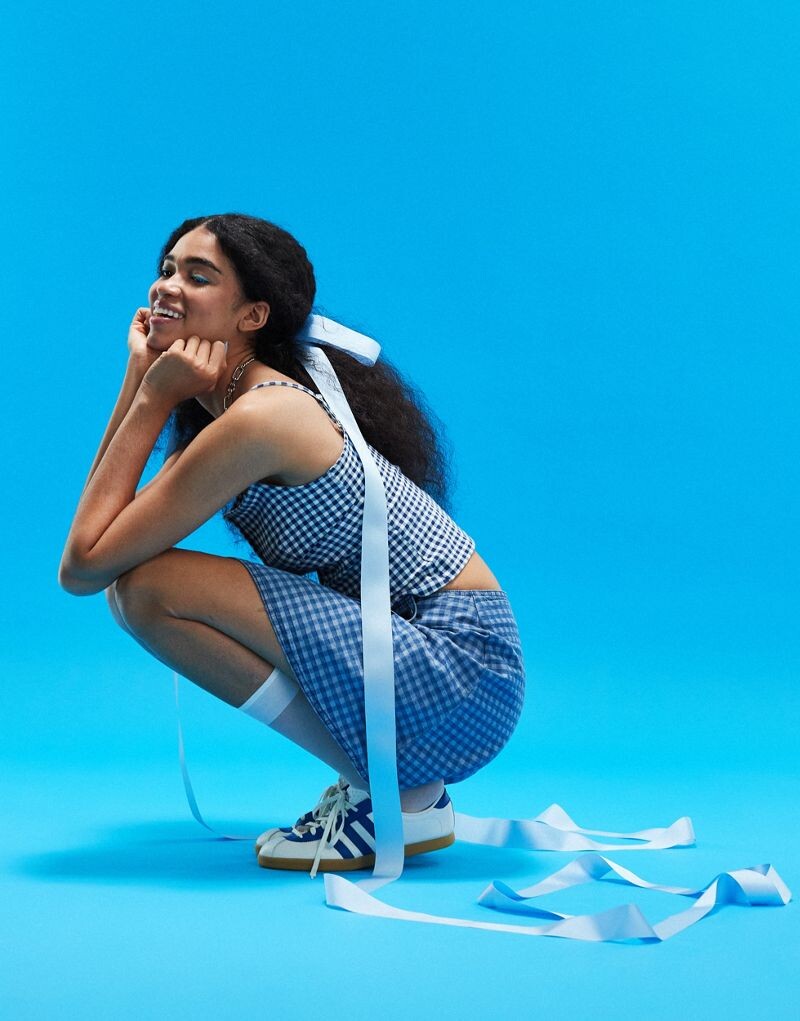 

ASOS DESIGN – джинсовая мини-юбка с запахом в синюю клетку Vichy