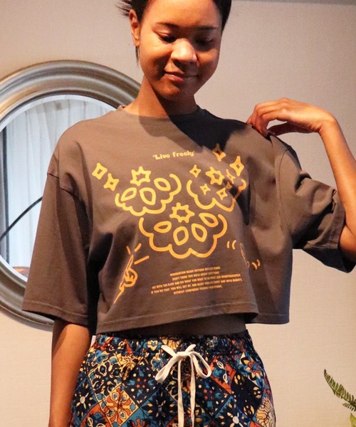 

Moyan ecri Футболка короткая с принтом, серая