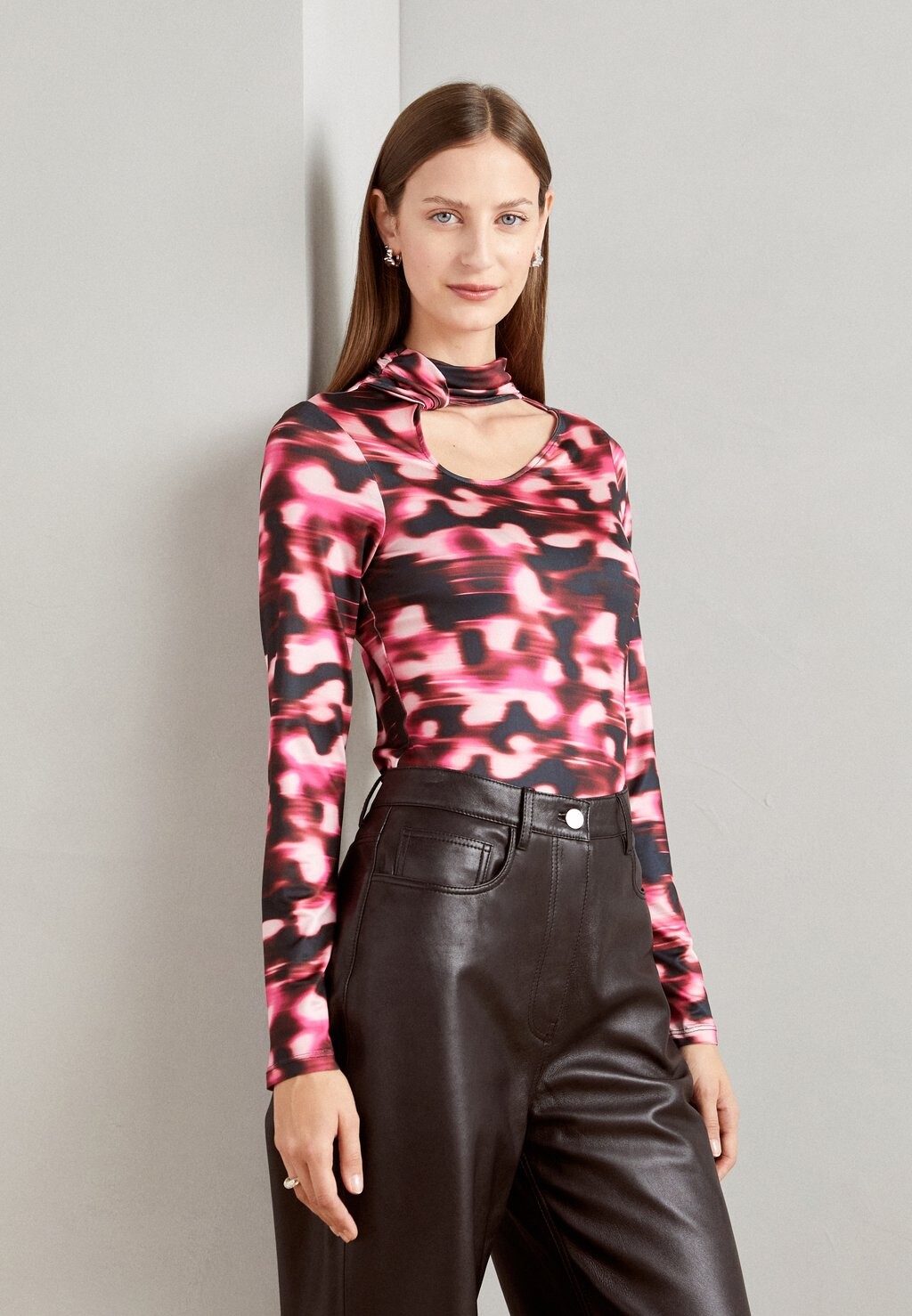 

Футболка с длинным рукавом Zi-Aw23-D013-Sj Naia Cut Out Shirt Zign Studio, цвет black/pink