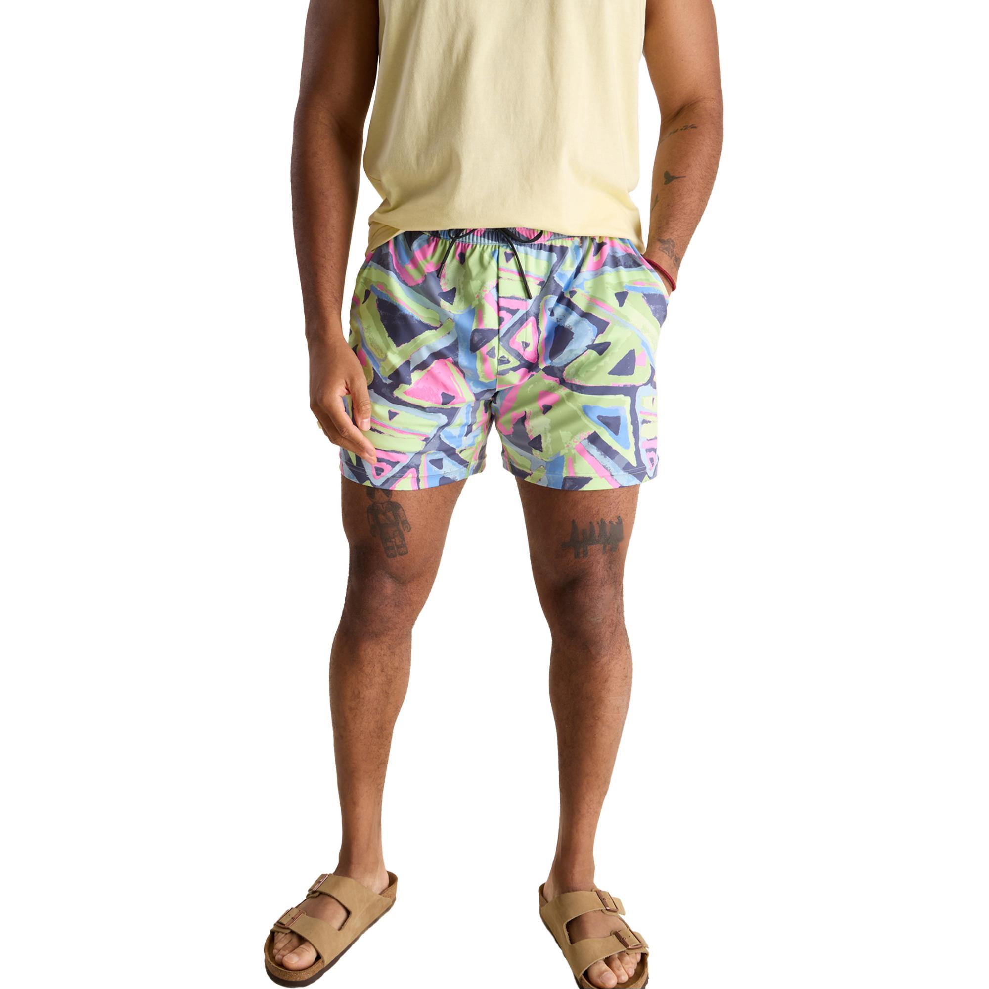 

Мужские шорты Movementum Noisemakers размером 5,5 дюйма Chubbies, Green Abstract Triangle