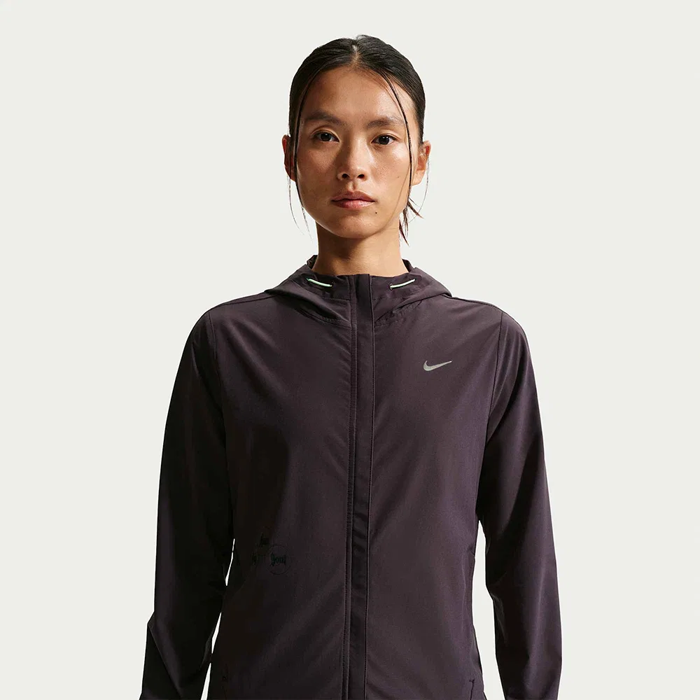 Женская беговая куртка Swift Packable Running Jacket цвета бургунди от Nike