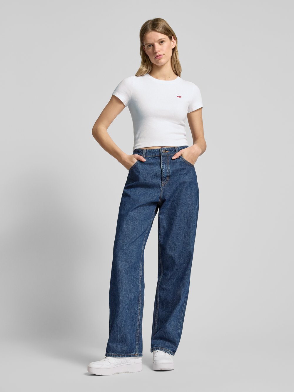 

Футболка облегающего кроя с нашивкой-лейблом Levi's, белый