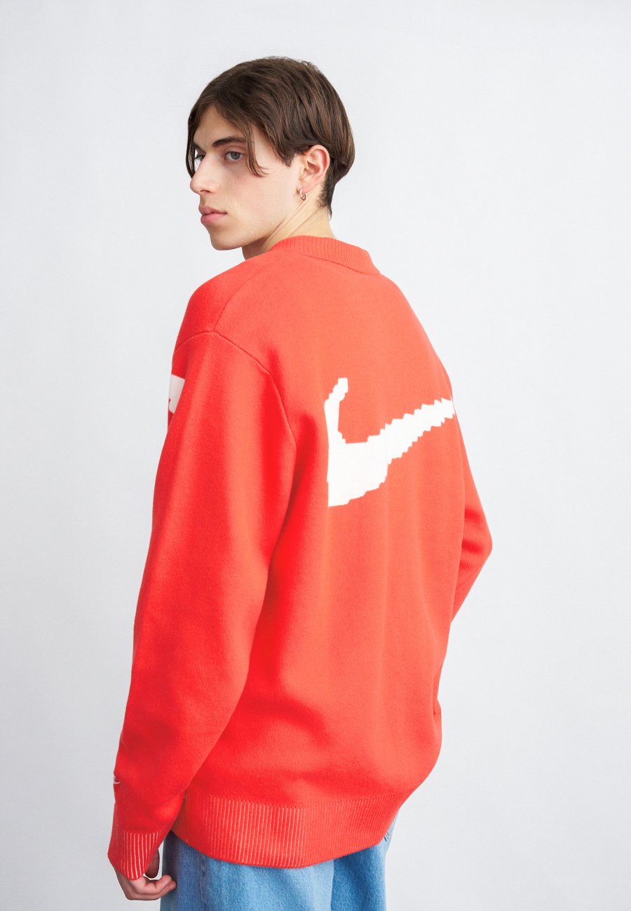 

Топ Nike Sportswear CLUB RUGBY, University Red/Sail/Red