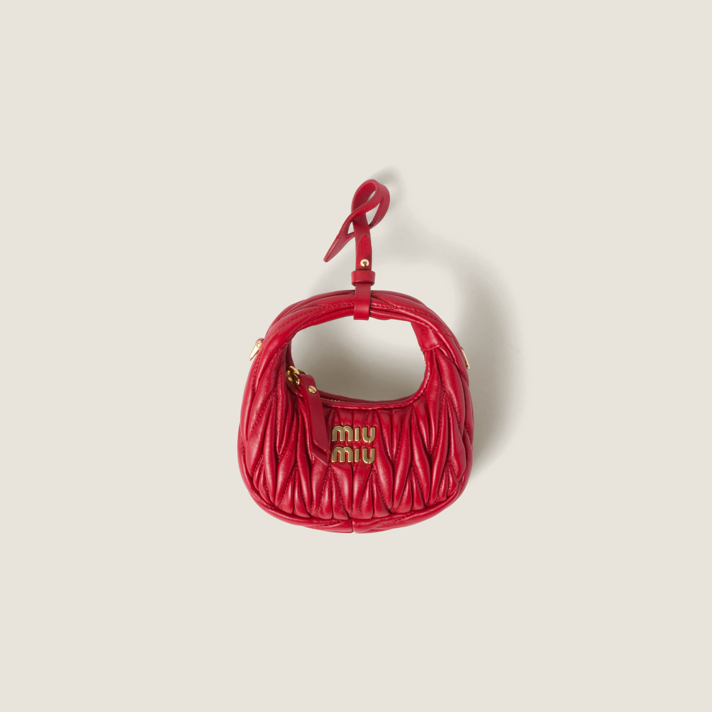 

Сумка-хобо wander из матовой наппа с вышивкой мателассе, микро размер MIU MIU, красные