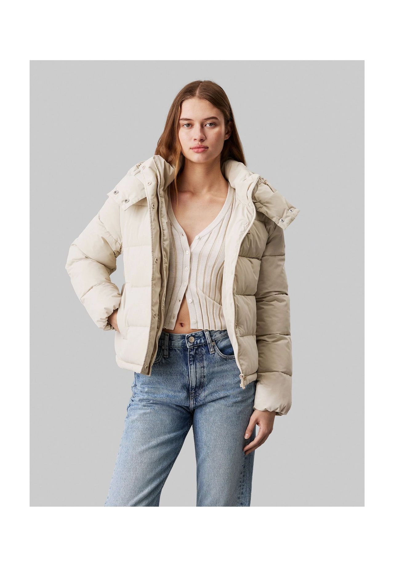 

Куртка стеганая, капюшон, воротник стойка, женская Calvin Klein Jeans, цвет Pd7 Grey