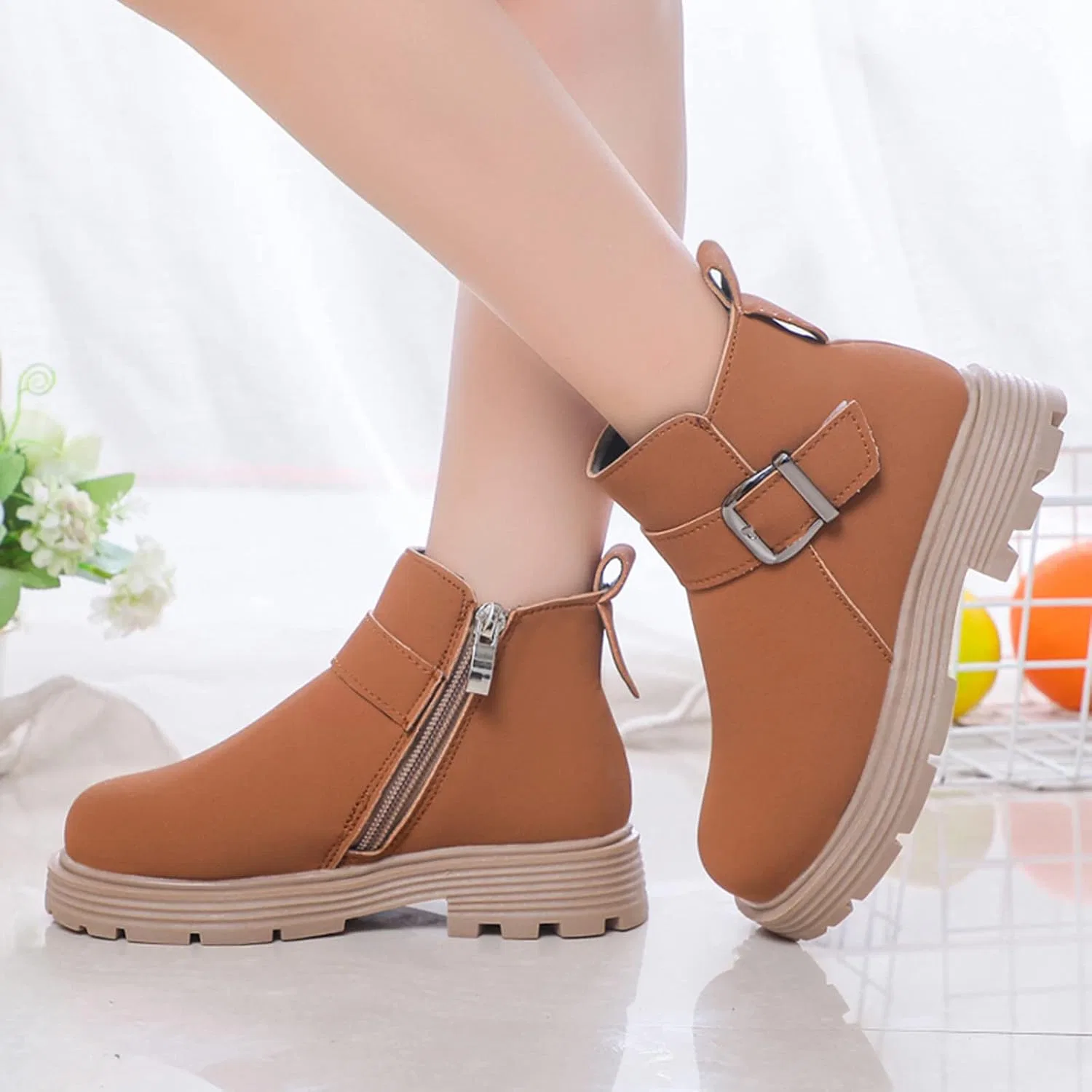 Детские ботинки для девочек с пряжкой и боковой молнией, модель Ankle Boots Scrub Leather Buckle, Brown — фото 2