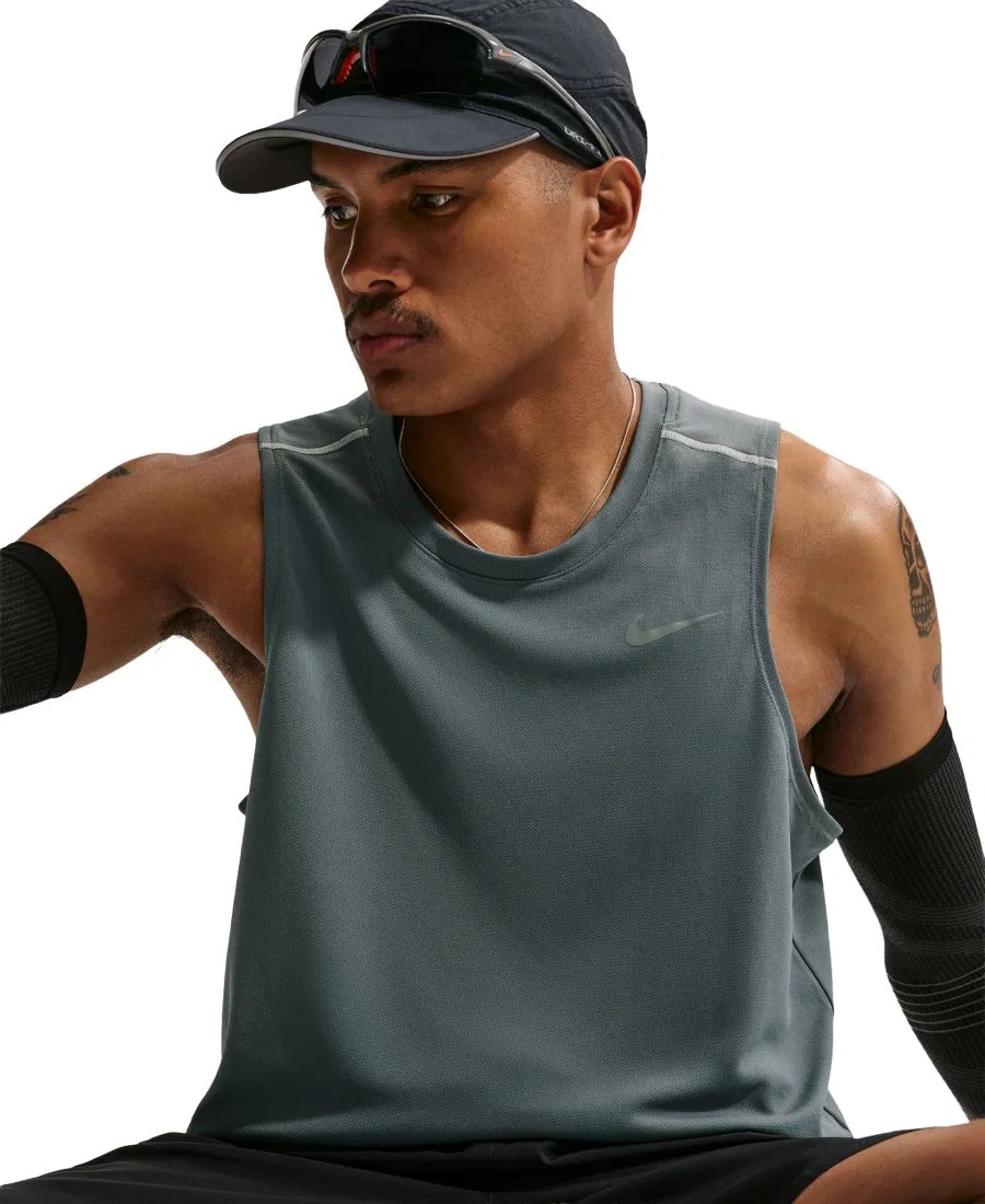 Беговая майка Miler Dri-FIT Nike, Smoke Gray Reflective Silver — фото 4