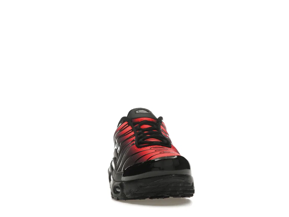 Детские кроссовки Lifestyle Nike Air Max Plus, Black/Bright Crimson/Wolf Grey — фото 2