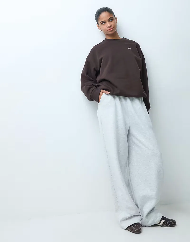 Толстовка Adidas Originals Essential Crew темно-коричневый — фото 3