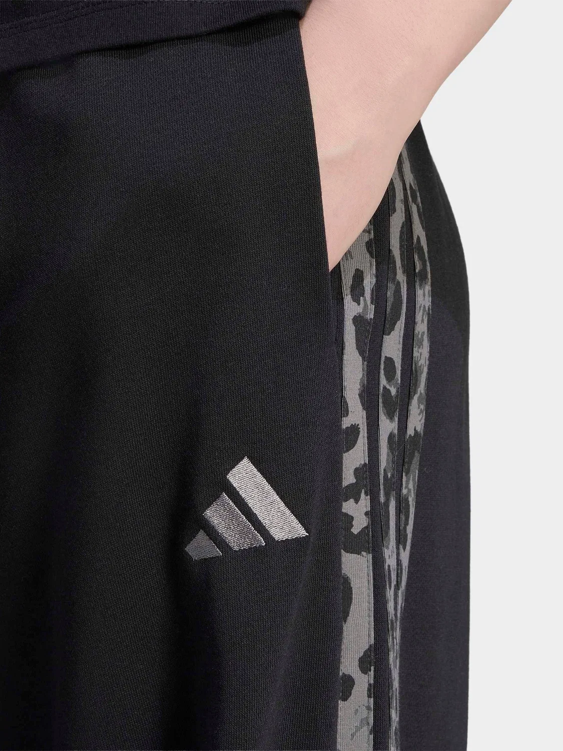 Джоггеры с принтом Animal 3-Stripes adidas, черный/анималистичный — фото 4