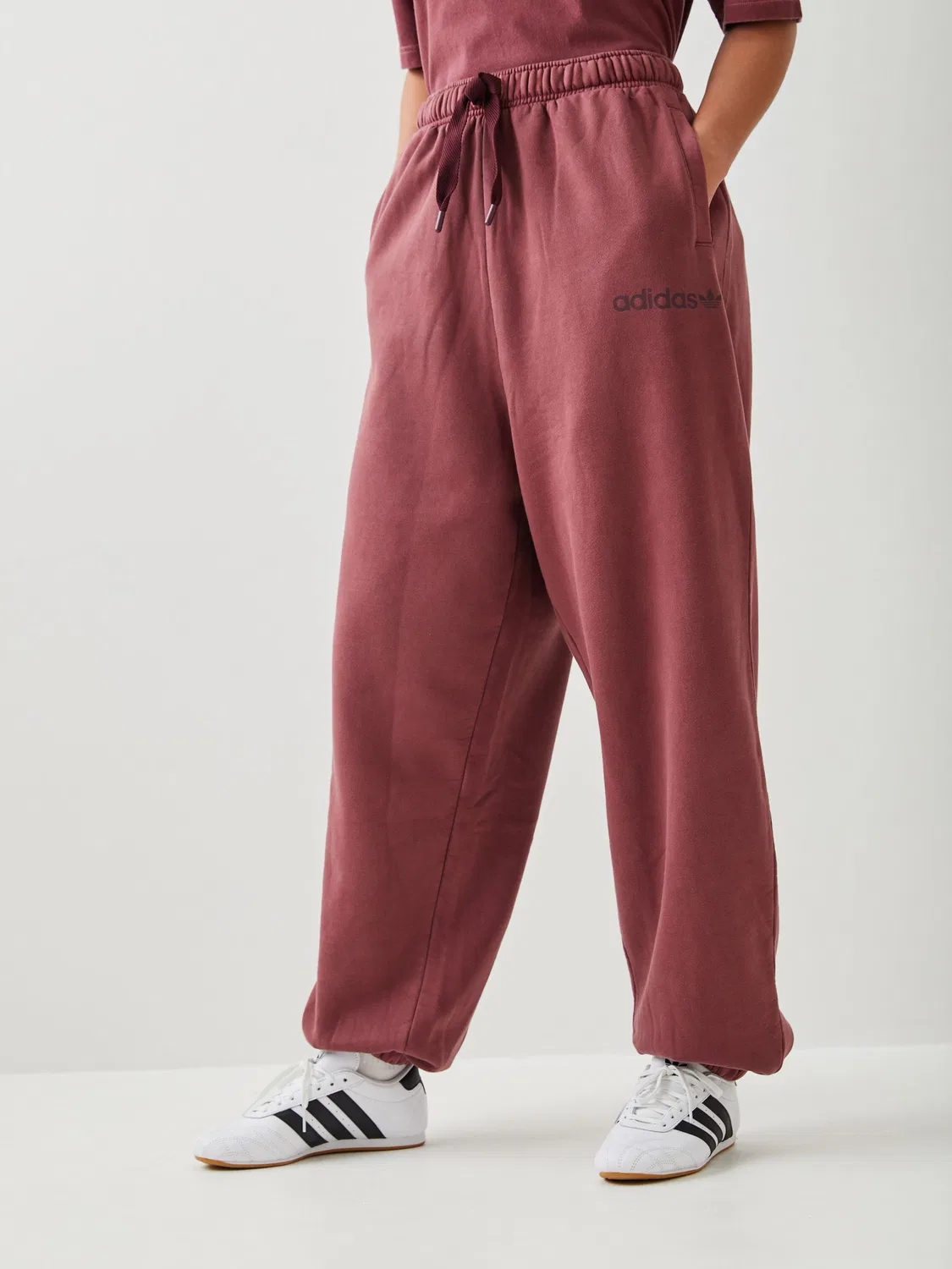 Джоггеры Essentials Linear BYFR Jogger Washed, adidas Originals, красный