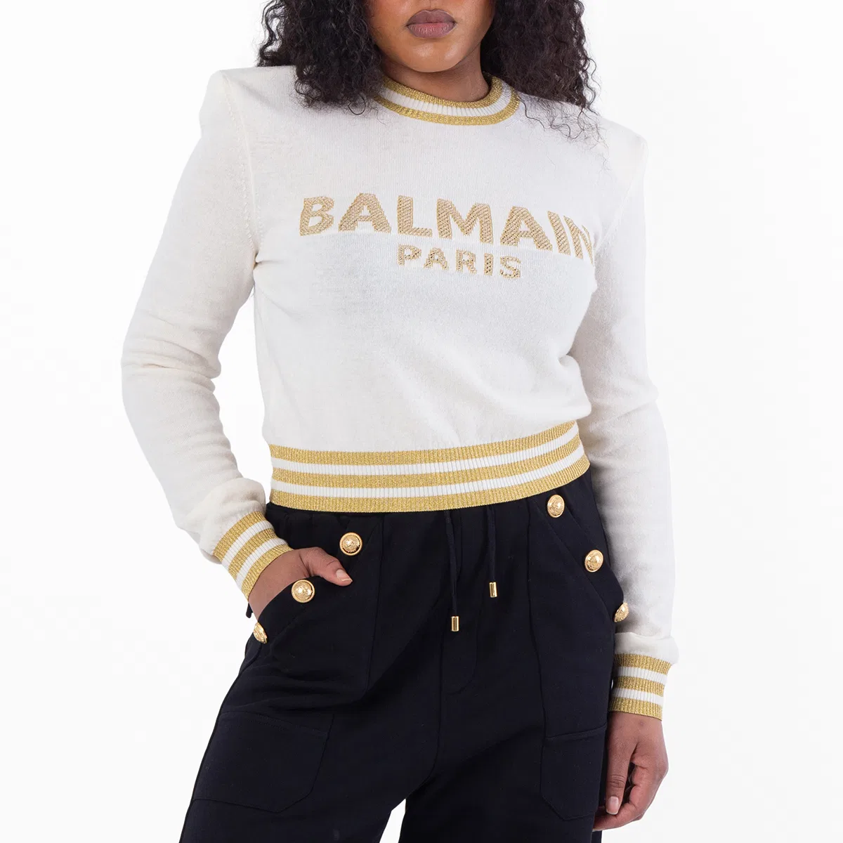 Пуловер с логотипом и металлической отделкой Logo Embossed Cropped Pullover Balmain, Gdk Naturel/Or