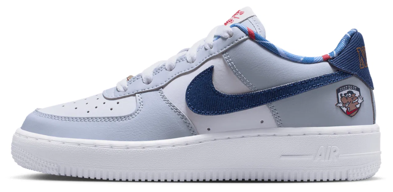 Кроссовки для мальчиков Air Force 1 LV8 Nike, цвет White/White/Midnight Navy — фото 2