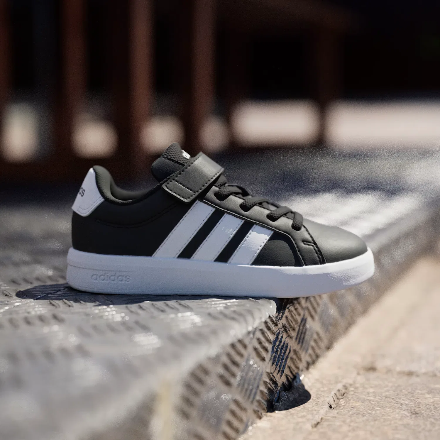 Детские кроссовки на эластичных шнурках Grand Court 3.0 Adidas Sportswear, черный/белый — фото 3