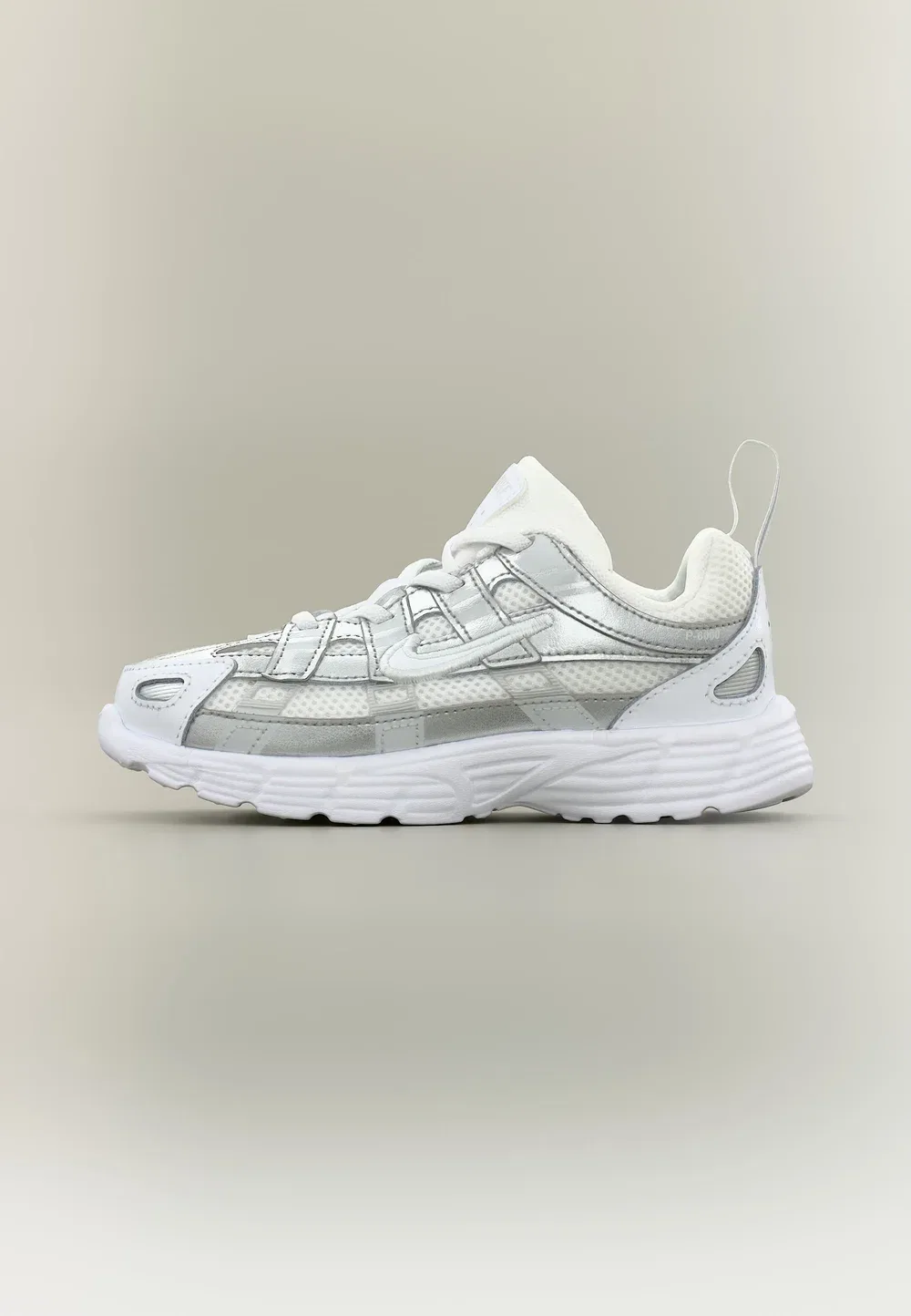Кроссовки унисекс P 6000 Nike Sportswear, White/Photon Dust/Metallic Silver-Coloured