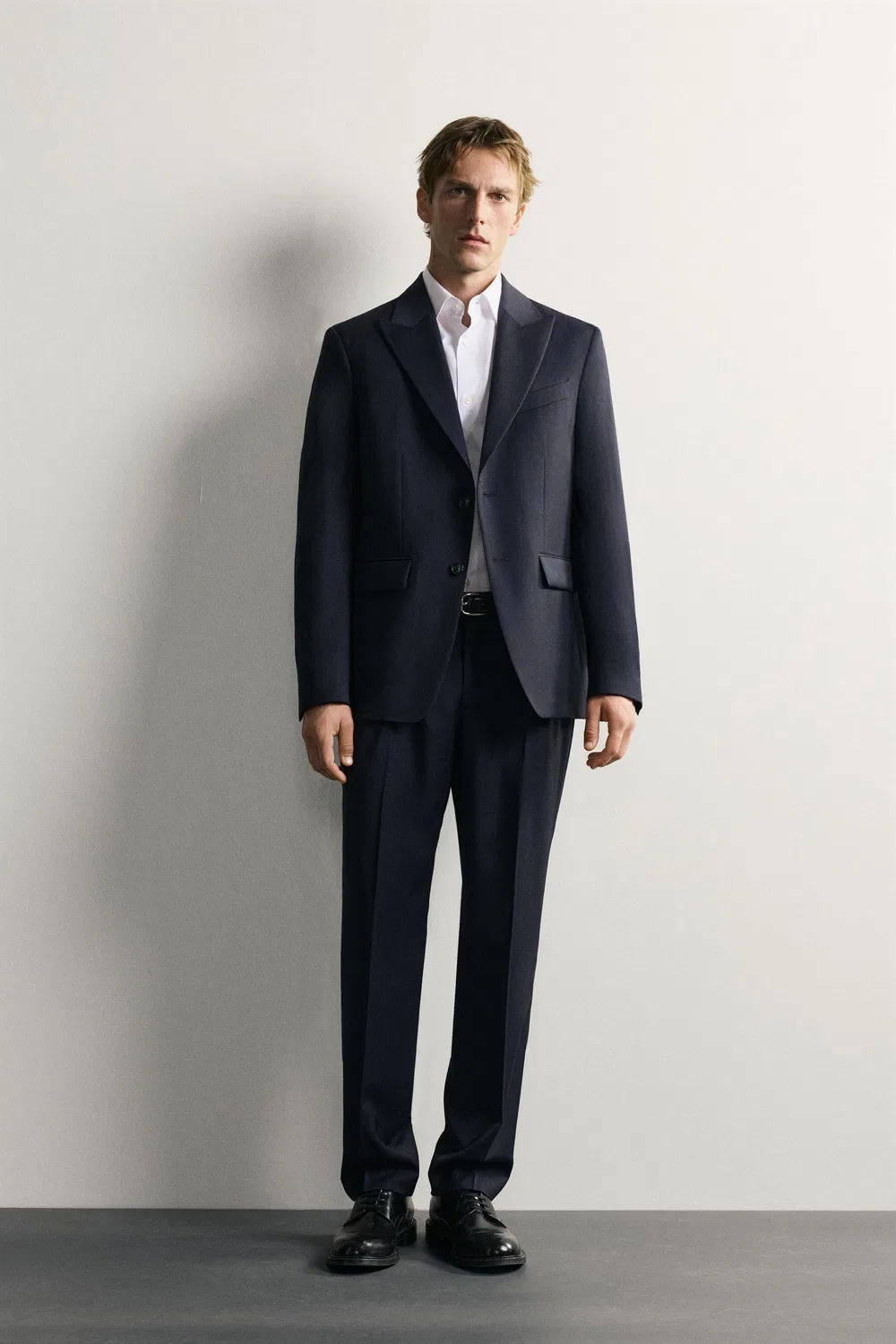 Брюки от костюма из 100% шерсти в тонкую полоску, стандартного кроя. ZARA, Navy blue
