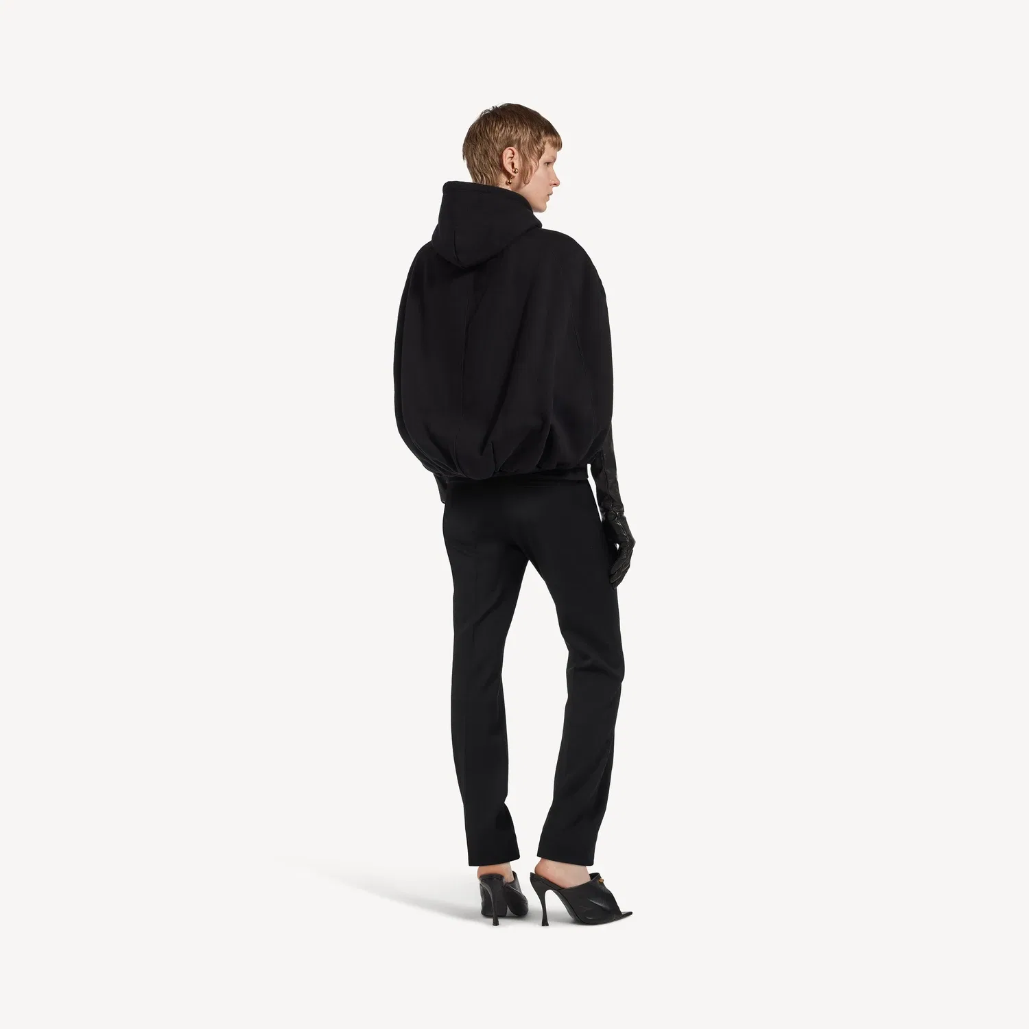 Женская толстовка с капюшоном Balenciaga Balloon Cape черного цвета, черный — фото 4