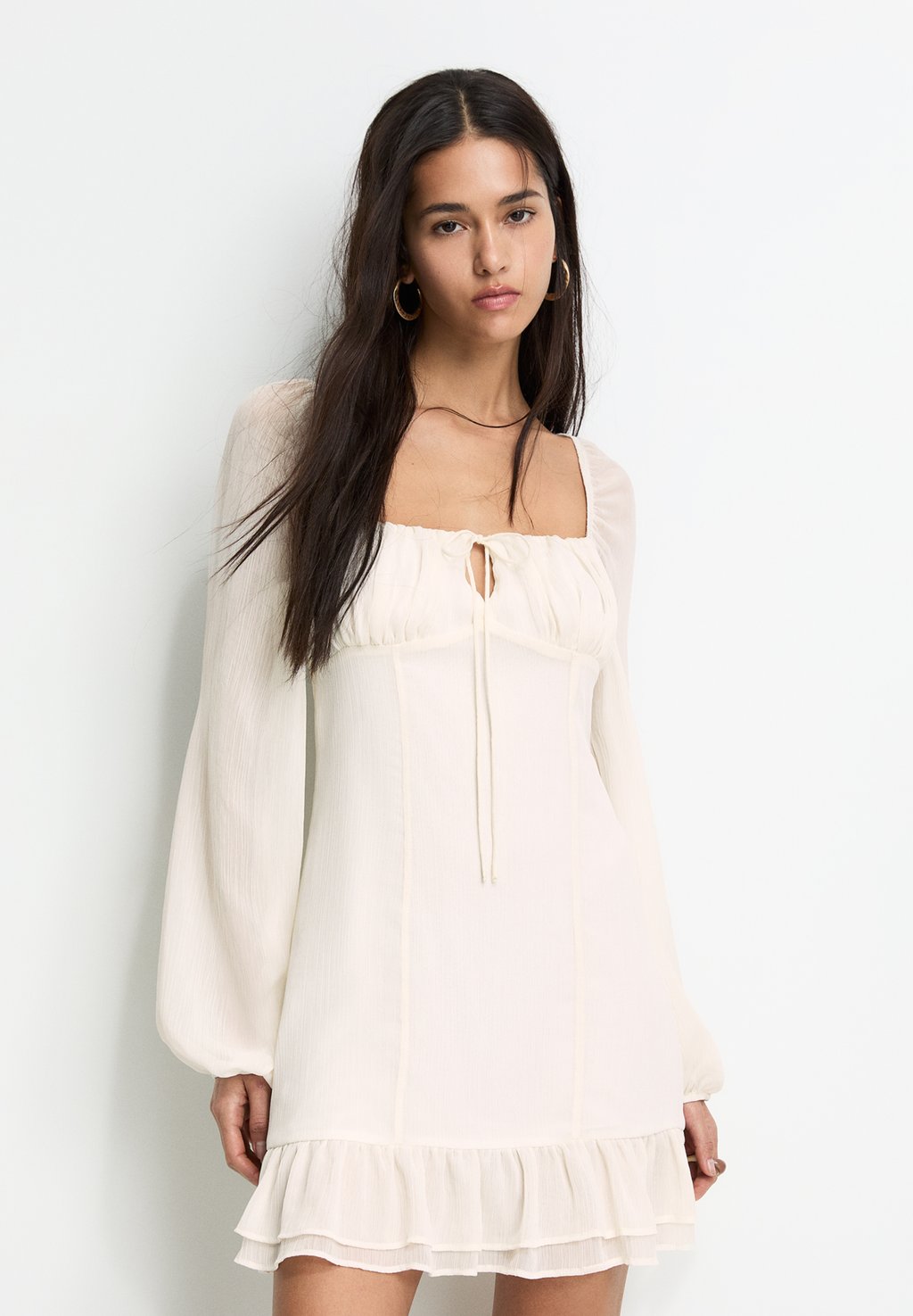 

Повседневное платье RUFFLE PULL&BEAR, белый