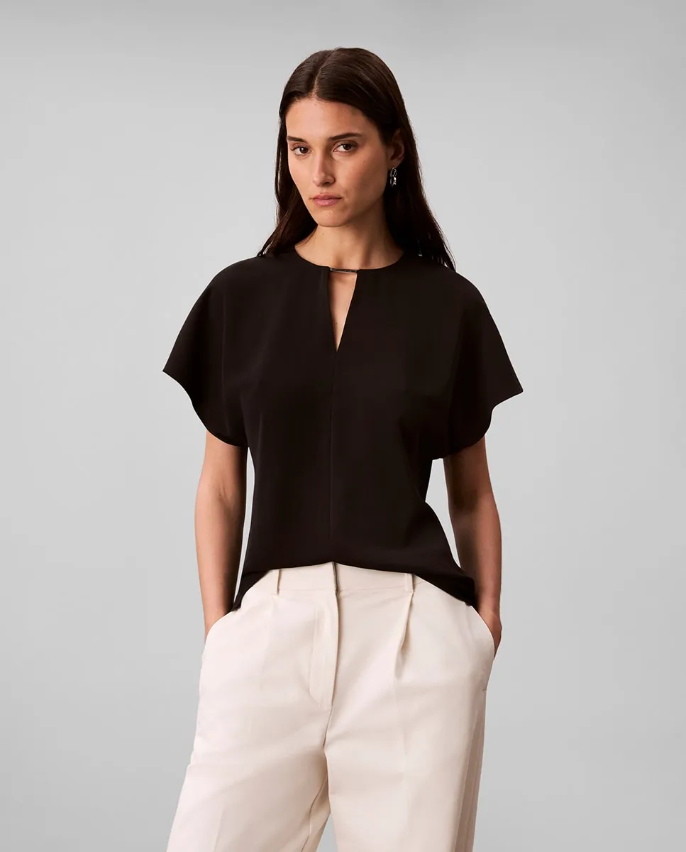 

Блузка с короткими рукавами и металлической деталью Calvin Klein, черный