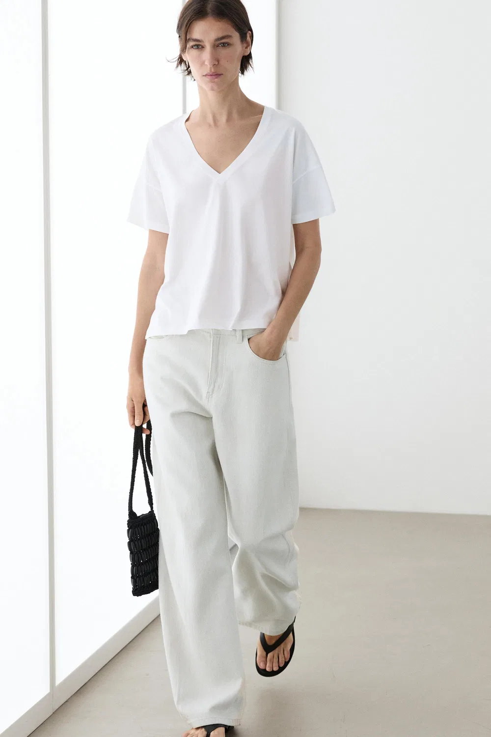 Футболка Massimo Dutti Flowing Cropped Fit V-neck, белый — фото 4