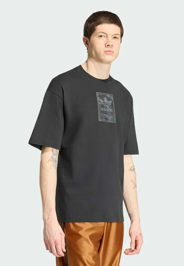 Футболка с камуфляжным принтом на язычке - футболка с принтом Adidas Originals, черный