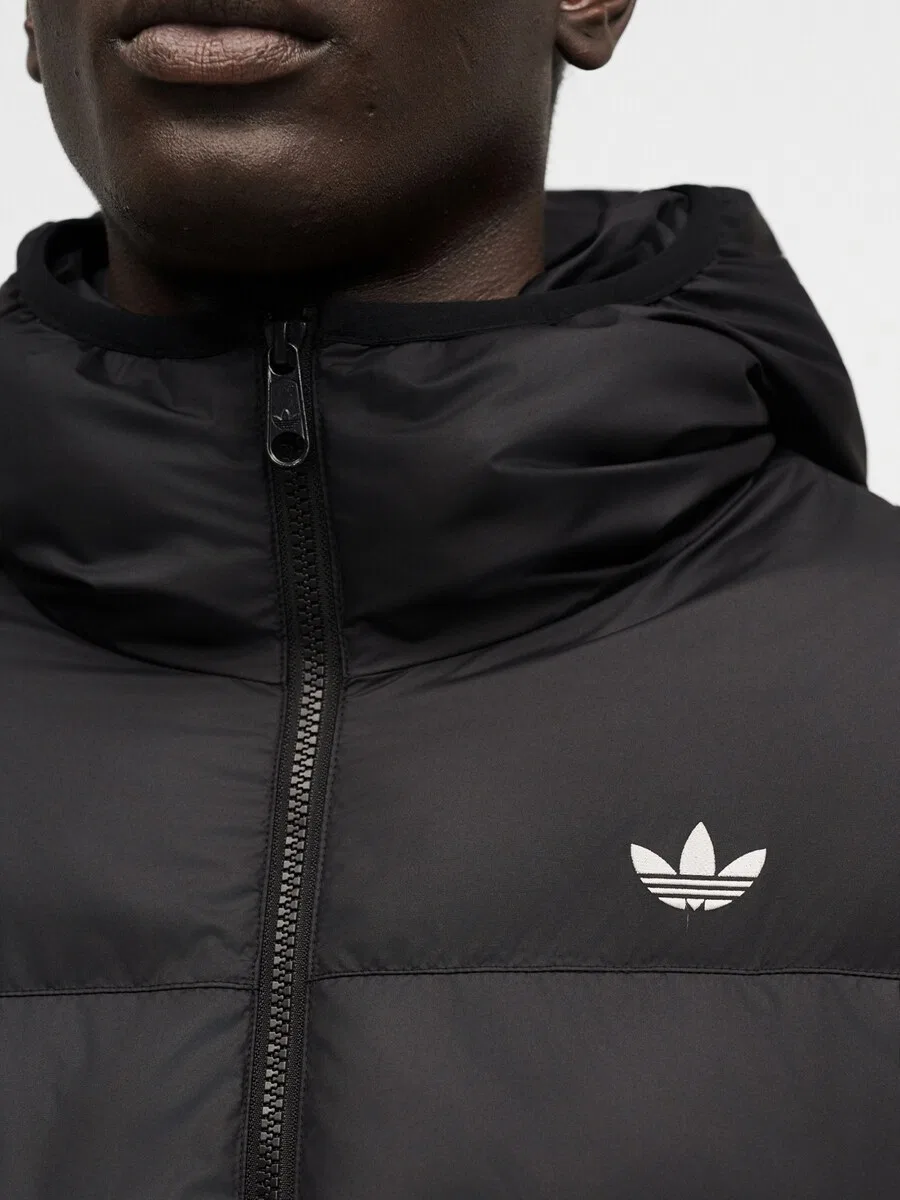 Зимняя куртка ADIDAS ORIGINALS 'HOODED REGEN' черного цвета — фото 4