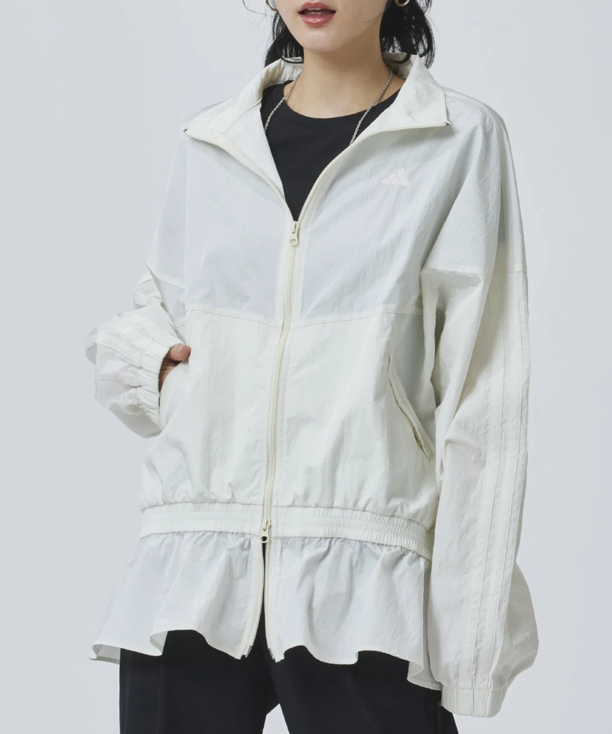Женская куртка из нейлона с воланами по низу, с тремя полосками, Adidas W WV TRACKTOP AP, Off White — фото 2