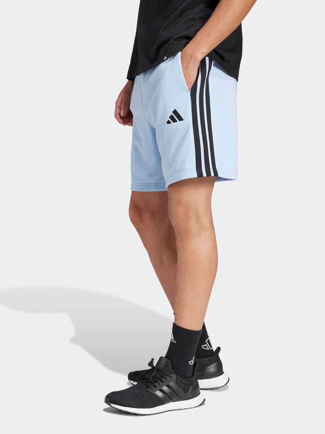 Шорты свободного кроя с боковыми полосками Essentials Three Stripes adidas, светло-синий