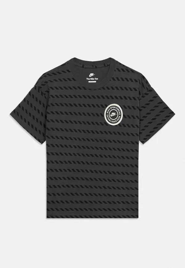 Футболка хлопковая Tee stripe Nike Sportswear, smoke grey, серый — фото 3