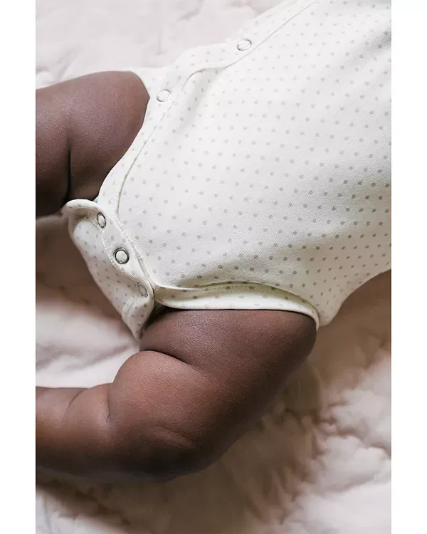 Детский комбинезон-кимоно с принтом Unisex long sleeved printed kimono one piece bodysuit - baby Pehr, Pin Dot Pebble — фото 4