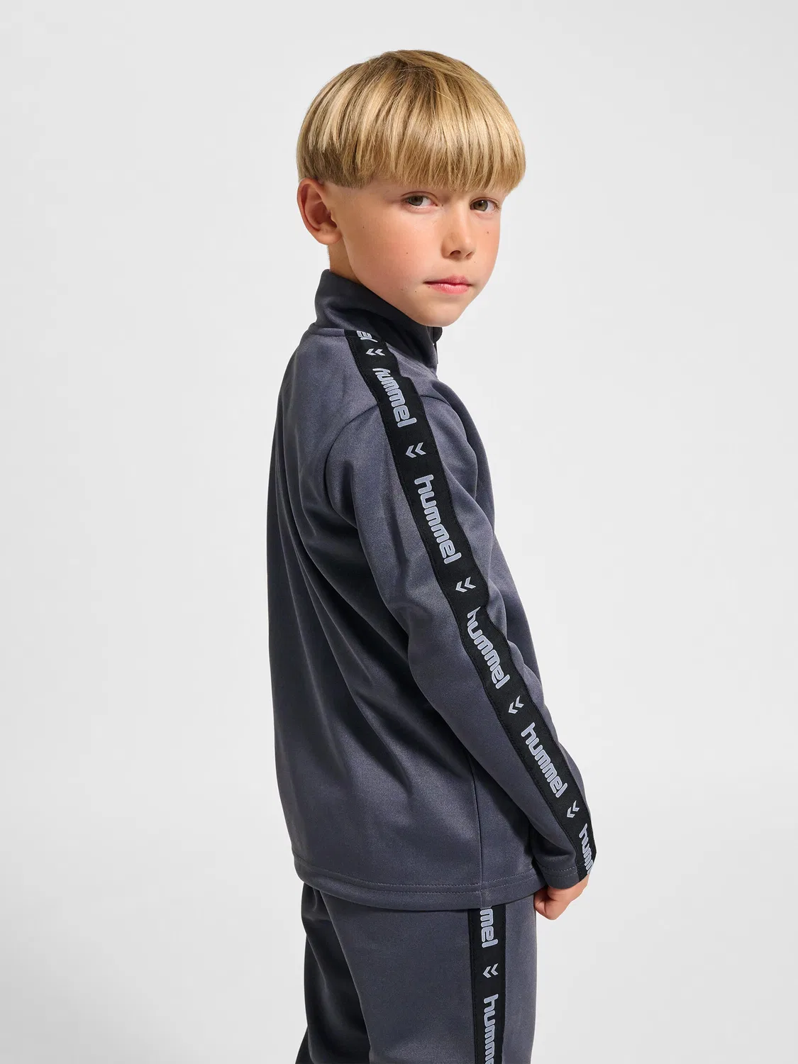 Детское худи с полузамком Hmljr Goal Tape Halfzip Hummel, Ebenholzbraun — фото 4